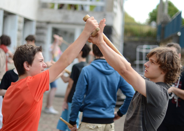 jeunes pré-adolescents apprenant l'escrime douce en colo