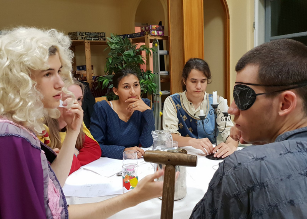 Groupe d'ados jouant aux jeux de roles grandeur nature en colonie