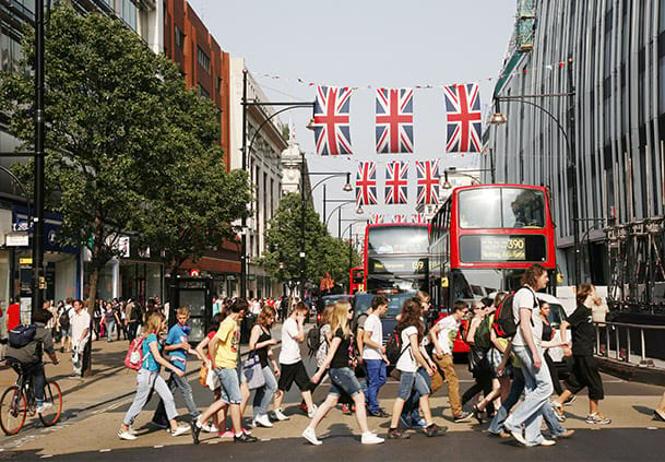 Groupe de jeunes traversant la rue durant un voyage linguistique à Londres