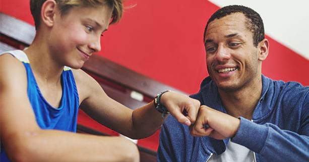 Enfant et son coach de basket ball en stage sportif 