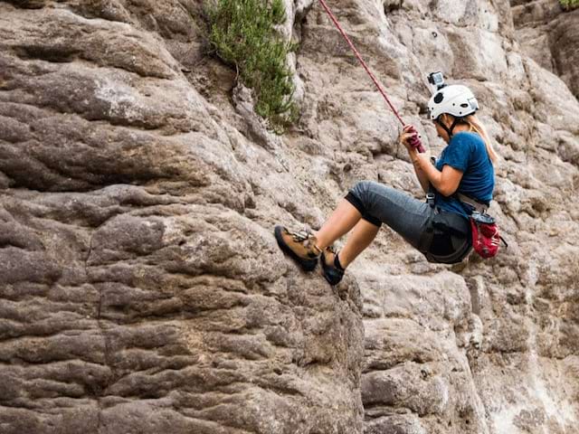 Activité Escalade en falaise durant la colo de vacances Cinema au printemps