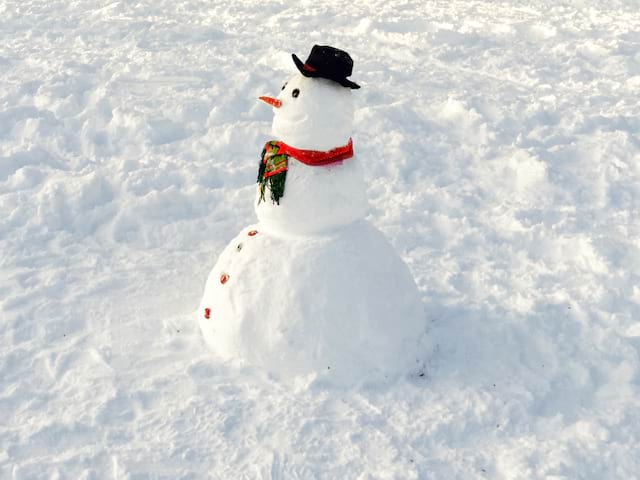 Bonhomme de neige réalisé par les jeunes en colo de vacances Ski cet hiver