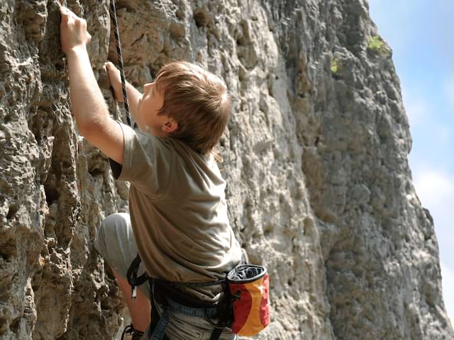 Activité escalade en falaise durant la colo Sciences and fun au printemps