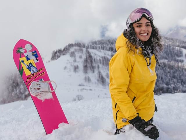Jeune ado qui pratique le snowboard en colonie de vacances cet hiver