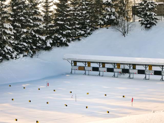 Piste de biathlon en colo de vacances où s'entraine les jeunes