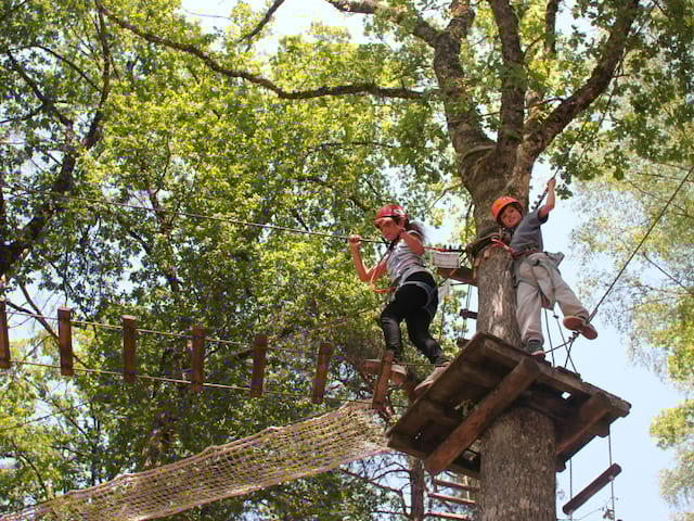 Activité accrobranches en colo de vacances multi activités et sportive cet été