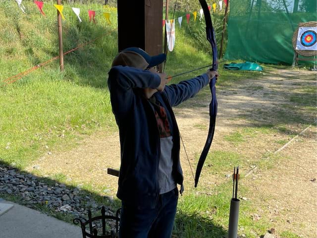 Activité tir à l'arc en colo de vacances Village des Sports cet été