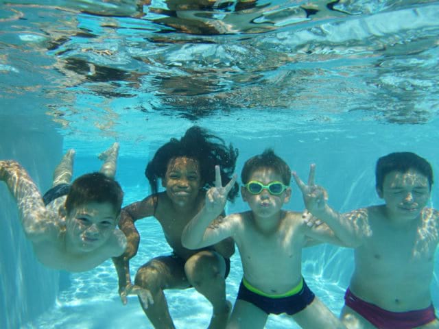 Session natation en colo de vacances sportive et multi activités cet été