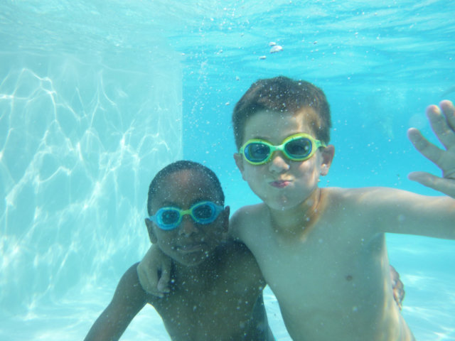 Session natation en colo de vacances sportive et multi activités cet été