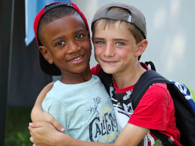 Deux copains en colo de vacances Village des Sports, pour les 6-13 ans cet été
