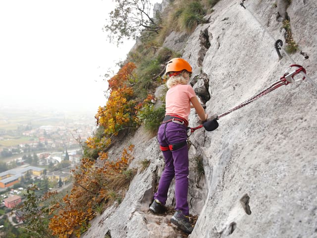 Activité escalade durant la colo de vacances Aventuriers en herbe
