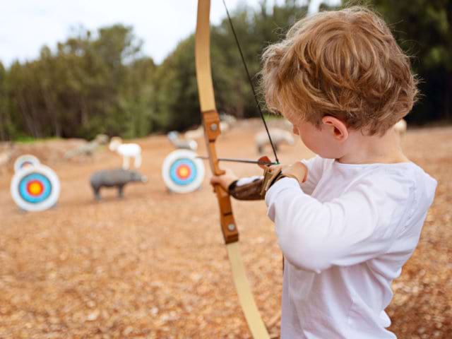 Activité tir à l'arc durant la colonie de vacances de cet automne : Aventuriers en herbe