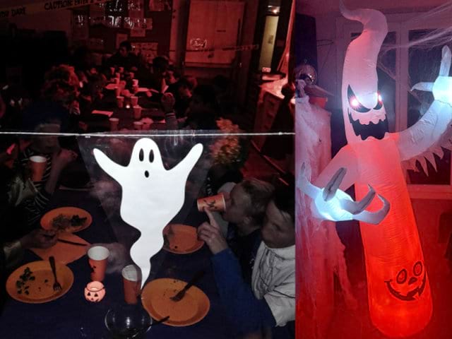 Décor d'Halloween installé pour une colonie de vacances Halloween pour les jeunes de 12 à 15 ans