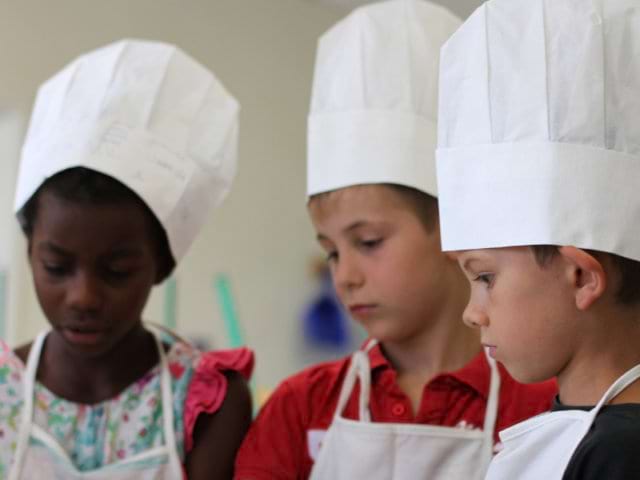 Activité cuisine en colonie de vacances durant la Toussaint