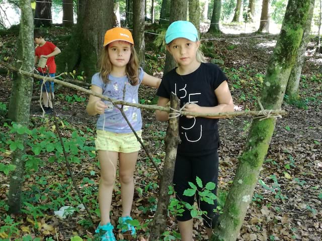 Activité construction de cabanes en foret en colonie de vacances durant la Toussaint
