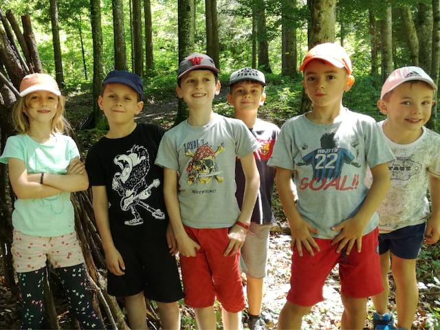 Activité construction de cabanes en foret en colonie de vacances durant la Toussaint