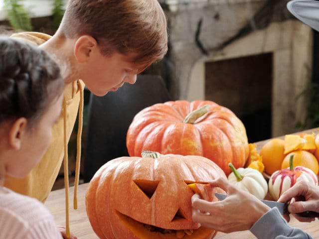 Activité découpe de citrouilles en colonie de vacances spéciale Halloween