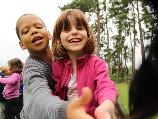 Portrait d'enfants s'amusant dehors en colonie de vacances à la ferme