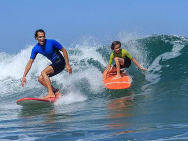Ados faisant du surf cet été en colonie de vacances à Bali