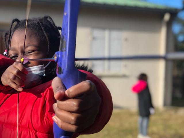 Session tir a l'arc en colo de vacances multiactivités pour enfants de 6 à 10 ans cet hiver à Retournac