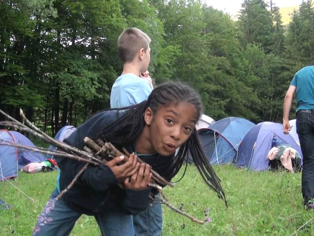 Jeune fille en colo de vacances biathlon cet été