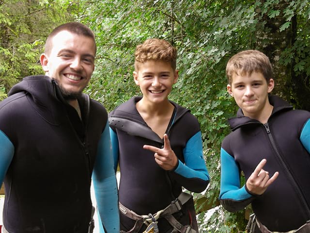 Groupe d'ados en colonie de vacances Aventure où ils font du canyoning