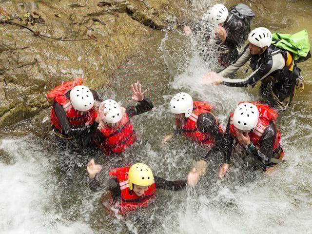 Activité canyoning en colonie de vacances Défi Aventures ce printemps
