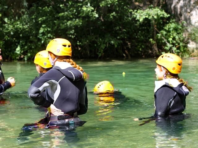 Ados en colonie de vacances sportives durant l'activité canyoning 