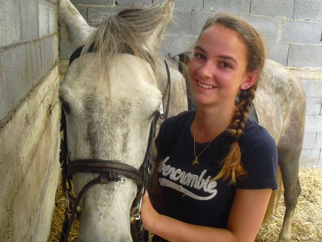 Jeune ado en colonie de vacances Equitation ce printemps