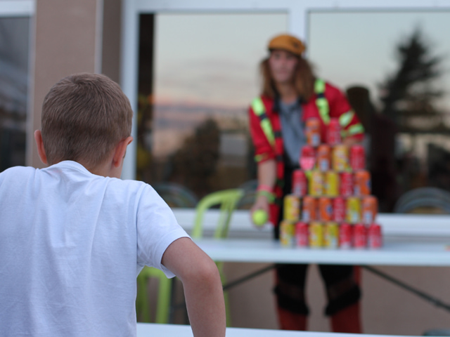 Enfant jouant à un jeu de kermesse en colonie de vacances d'été 