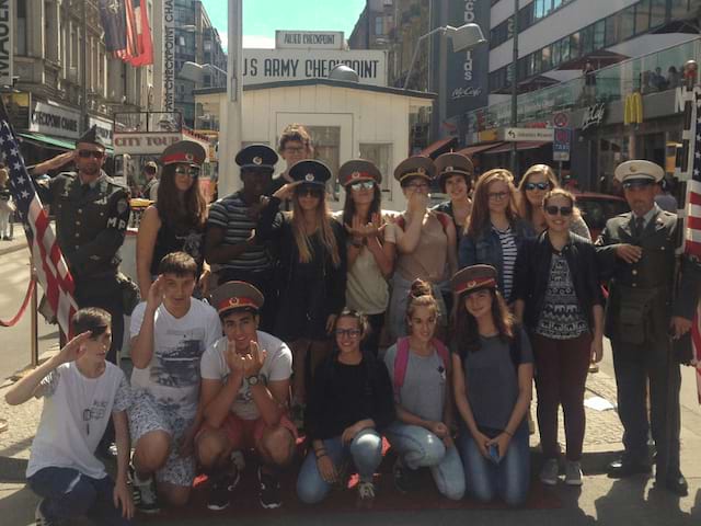 Checkpoint Charly à Berlin où les jeunes ont été cet été en colo de vacances en itinérance à travers l'Europe
