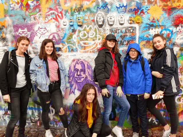 Groupe de jeunes qui prend la pose devant des graffitis à Berlin en colo en Europ