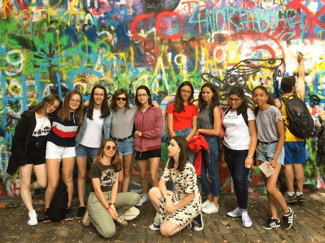 Groupe de jeunes qui prend la pose en colo de vacances en Europe cet été