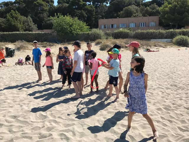 Enfants jouant sur la plage en colo à la mer