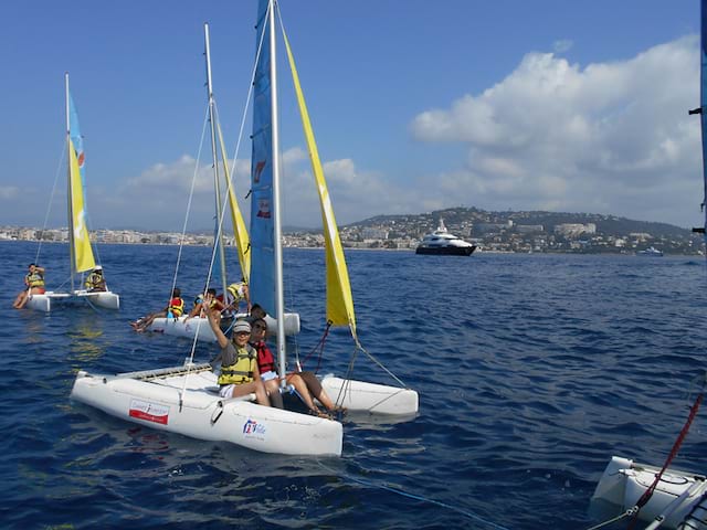 Groupes d'enfants en colo faisant du catamaran à la mer