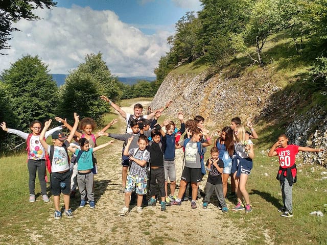 Groupe de jeunes en colo de vacances cet été