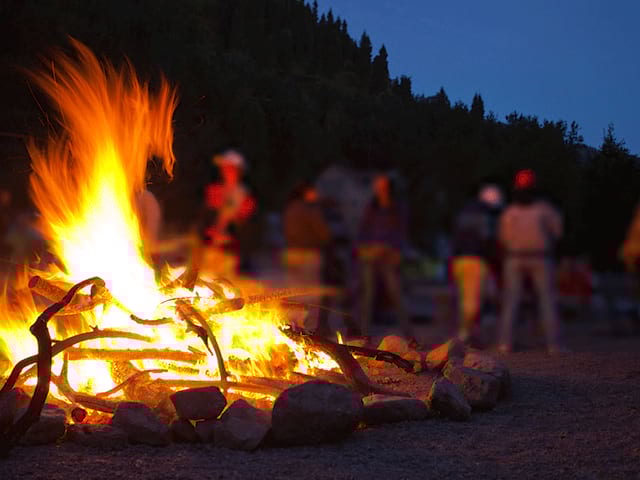 Feu de camp en colo de vacances multi activités 9-14 ans cet été 