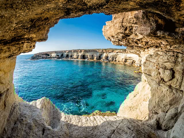 Vue sur les paysages de bord de mer de Chypre en colonie de vacances itinérante pour ados