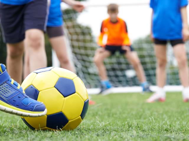 Groupe de jeunes en colo de vacances spéciale Football pour ados cet été