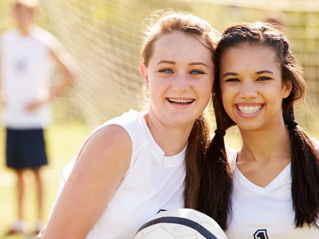 Deux jeunes filles en colo de vacances Foot ados cet été