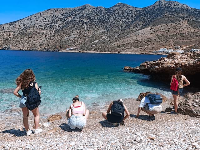 Plage en Grece en colo de vacances où les jeunes peuvent se détendre cet été