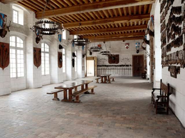 Salle du château décorée qui accueille les jeunes en colo de vacances cet automne