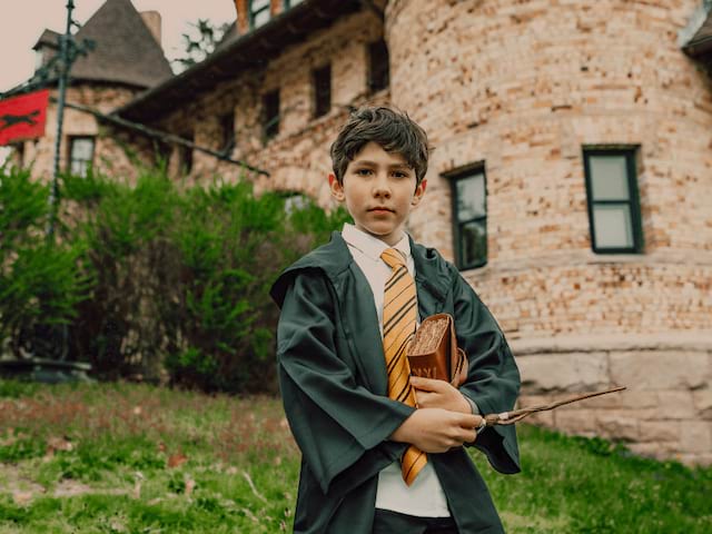 Enfant en colonie de vacances spéciale Harry Potter cet automne