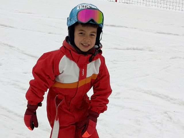 Jeune garçon en colonie de vacances Premières Neiges qui profite de son séjour