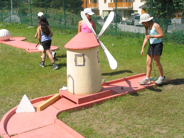 Enfants jouant au mini golf en colo été 