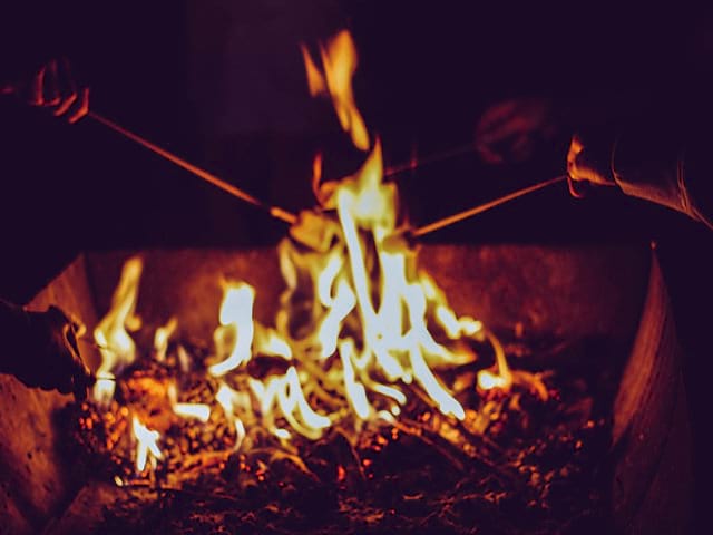 Feu de camp de colonie de vacances dété