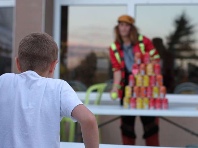 Enfant jouant à un jeu en colonie de vacances d'été à la montagne 