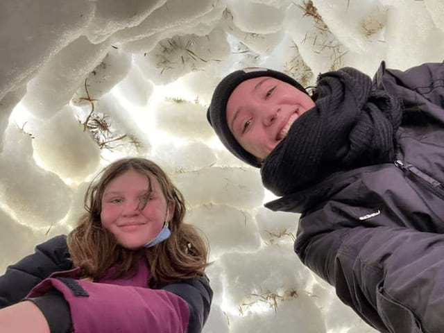 Vue sur une construction d'igloos durant Noel