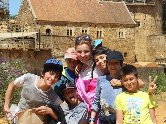 groupe d'enfants en colo visitant guédelon 