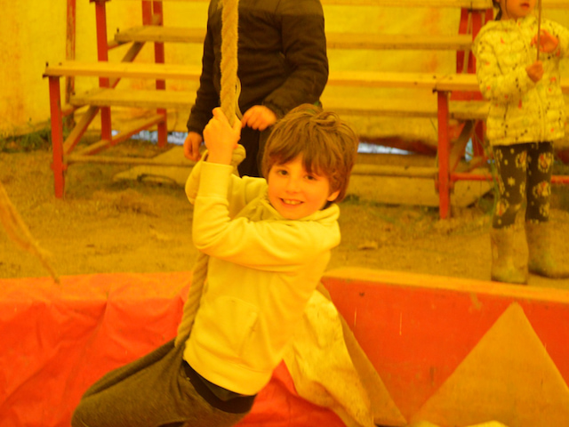 enfant qui s'amuse en colonie de vacances cet été